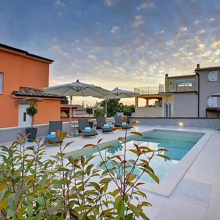 Mit Privatem Pool, Wlan, Sonnenliegen, Terrasse Und Eigenem Grillbereich פולה
