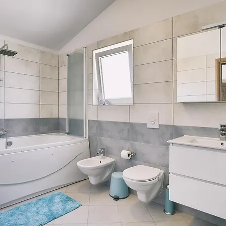 Holiday home Mit Privatem Pool, Wlan, Sonnenliegen, Terrasse Und Eigenem Grillbereich