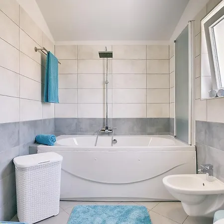 Mit Privatem Pool, Wlan, Sonnenliegen, Terrasse Und Eigenem Grillbereich Πούλα