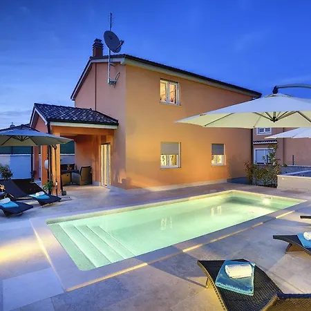 Mit Privatem Pool, Wlan, Sonnenliegen, Terrasse Und Eigenem Grillbereich Vakantiehuis